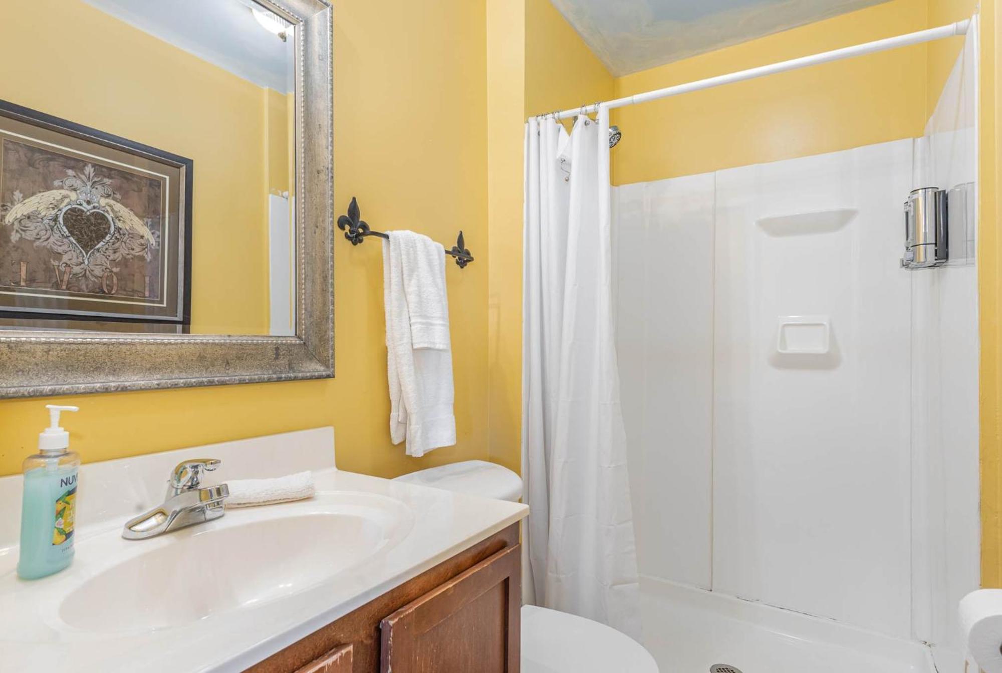 Spacious Upstairs 1Bed- Walking Distance To Beach Outlet Mall مدينة ميتشيغان المظهر الخارجي الصورة